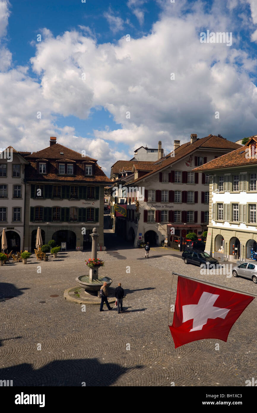 Vistas Rathausplatz (plaza del ayuntamiento), Thun (mayor ciudad guarnición de Suiza), en el Oberland Bernés (Highlands), Cantón de Foto de stock
