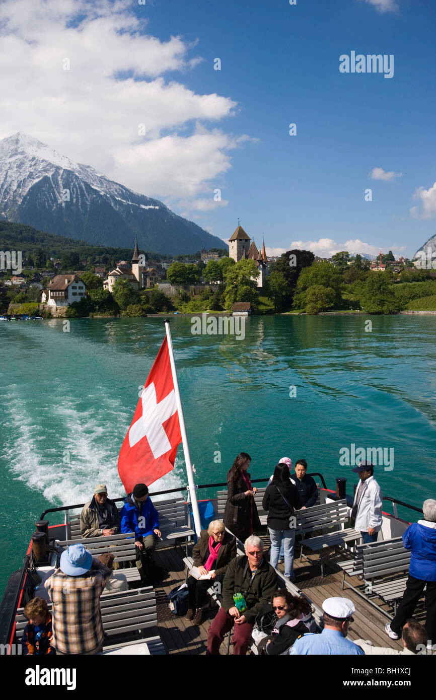 Excursión barco dejando Spiez, ver el castillo y la iglesia del castillo de Spiez, el Lago Thun, en el Oberland Bernés (Highlands), Cantón de Berna Foto de stock