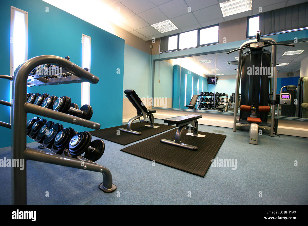 Moderno gimnasio equipado con diversos aparatos de ejercicios Foto de stock