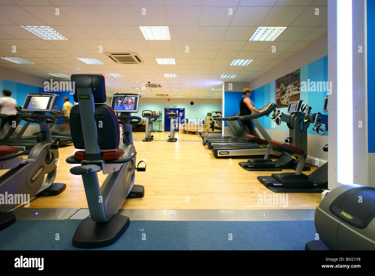Moderno gimnasio equipado con diversos aparatos de ejercicios Foto de stock