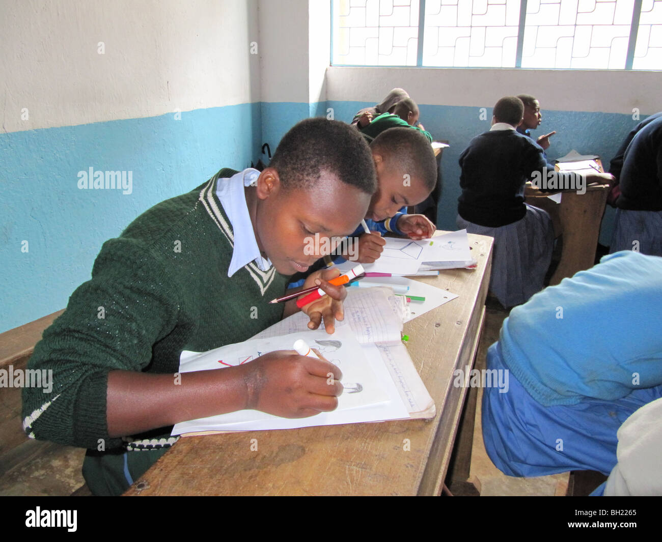 La escuela africana niños trabajando Kilema Moshi, Tanzania, África Oriental Foto de stock