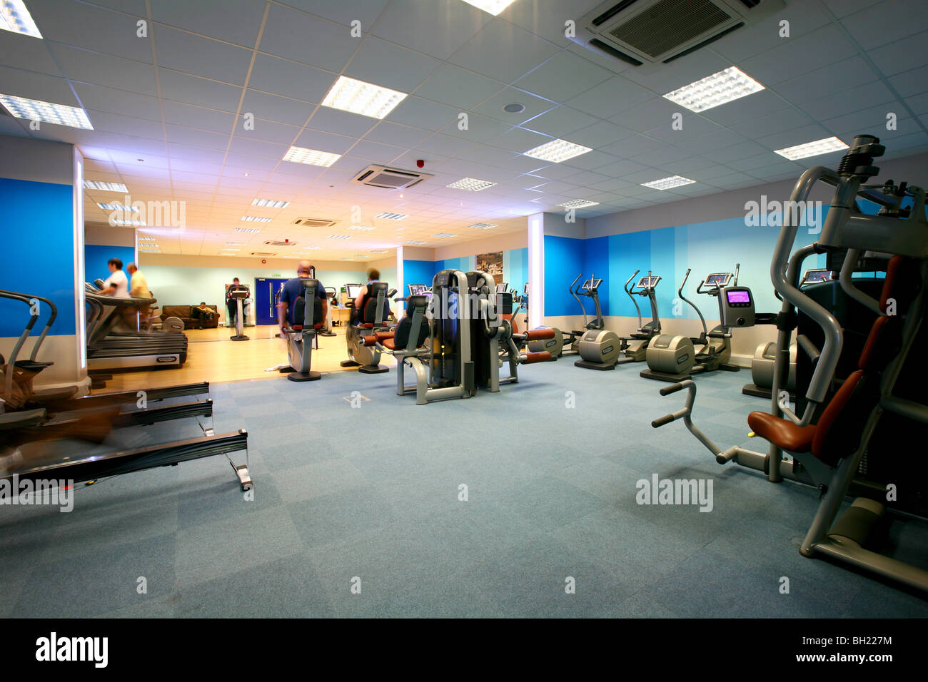 Moderno gimnasio equipado con diversos aparatos de ejercicios Foto de stock