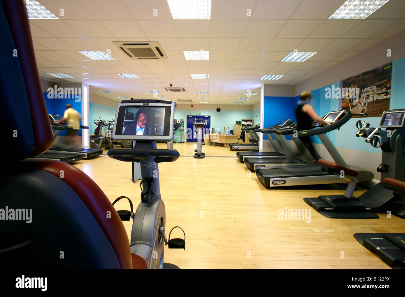 Moderno gimnasio equipado con diversos aparatos de ejercicios Foto de stock