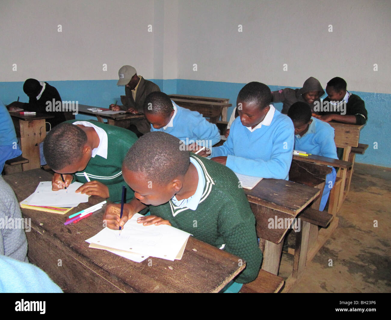 La escuela africana niños trabajando Kilema Moshi, Tanzania, África Oriental Foto de stock