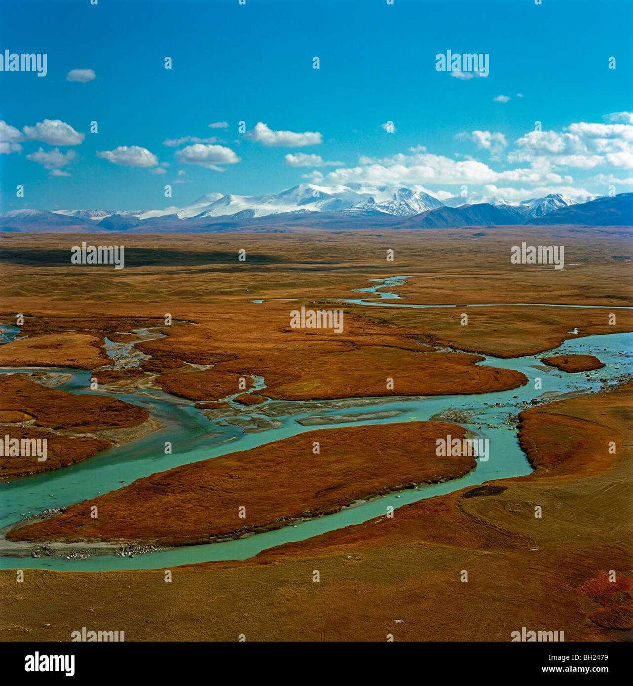 Confluencia de los ríos Ak-Alakha y Kalguty. La Meseta de Ukok Tabyn-Bogdo y la ola de montañas. Rusia Foto de stock