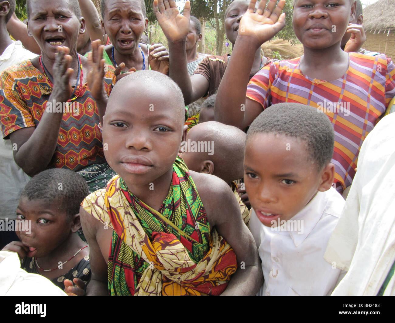 Niños en edad escolar y madres africanas cantando Kilema Moshi, Tanzania, África Oriental Foto de stock