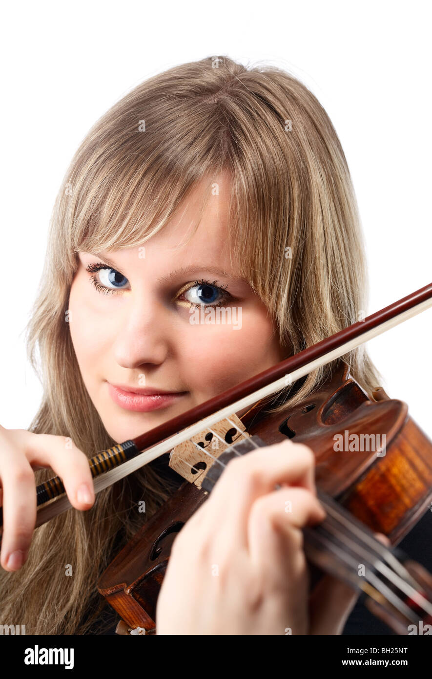 Retrato de una joven violinista. Aislado sobre fondo blanco. Foto de stock