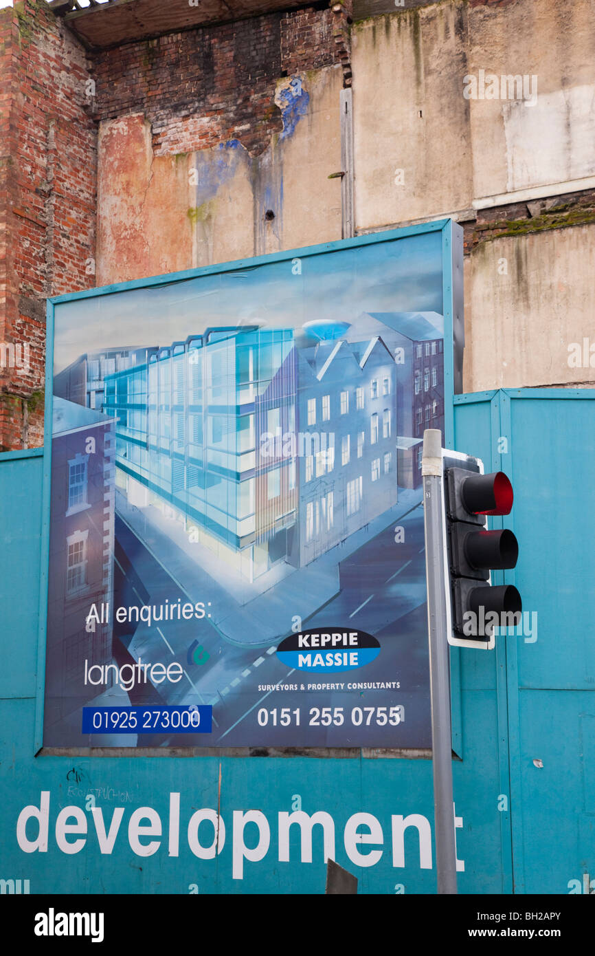 Duke Street, Liverpool, Merseyside, Inglaterra, Reino Unido, Europa. Desarrollo de propiedad firmar por viejo edificio abandonado. Foto de stock