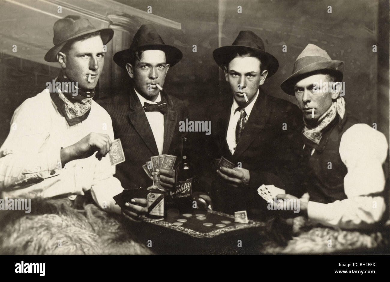 Poker playing cowboy fotografías imágenes de alta - Alamy