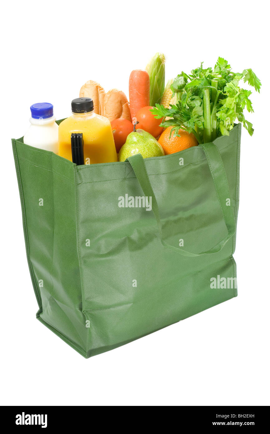 Compras reutilizable bolsa llena de comestibles aislado sobre fondo blanco. Foto de stock