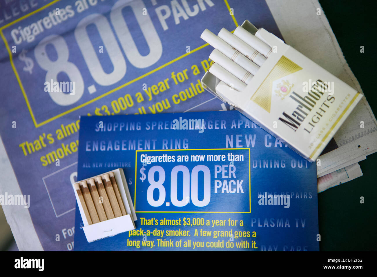 Cigarrillos Marlboro y caja de cerillas Foto de stock