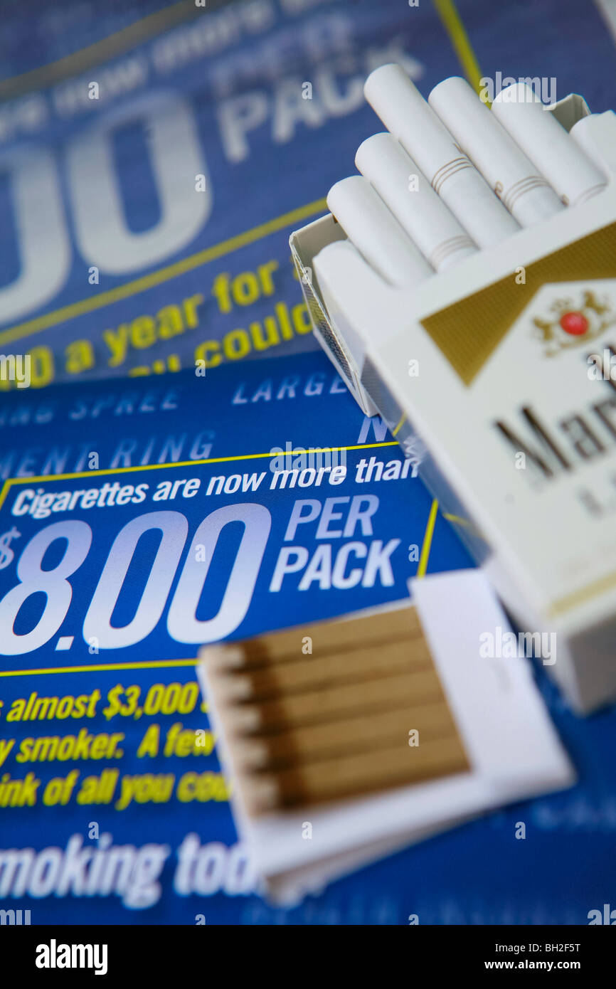 Cigarrillos Marlboro y caja de cerillas Foto de stock