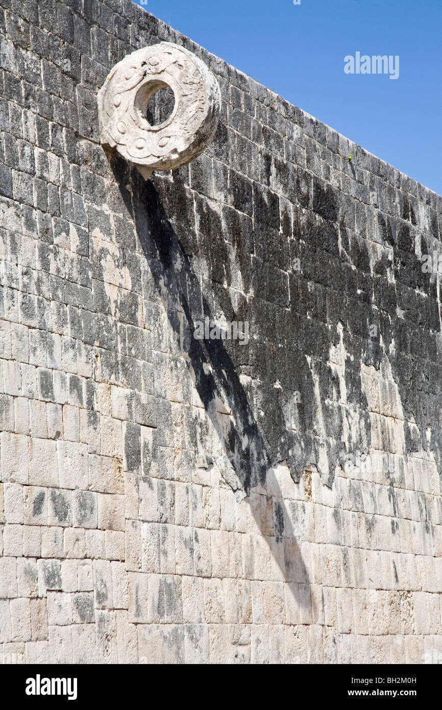 El anillo o el marcador de la cancha de pelota. La cancha de pelota de Chichén Itzá. Sitio arqueológico Chichen Itzá Yucatan México. Foto de stock