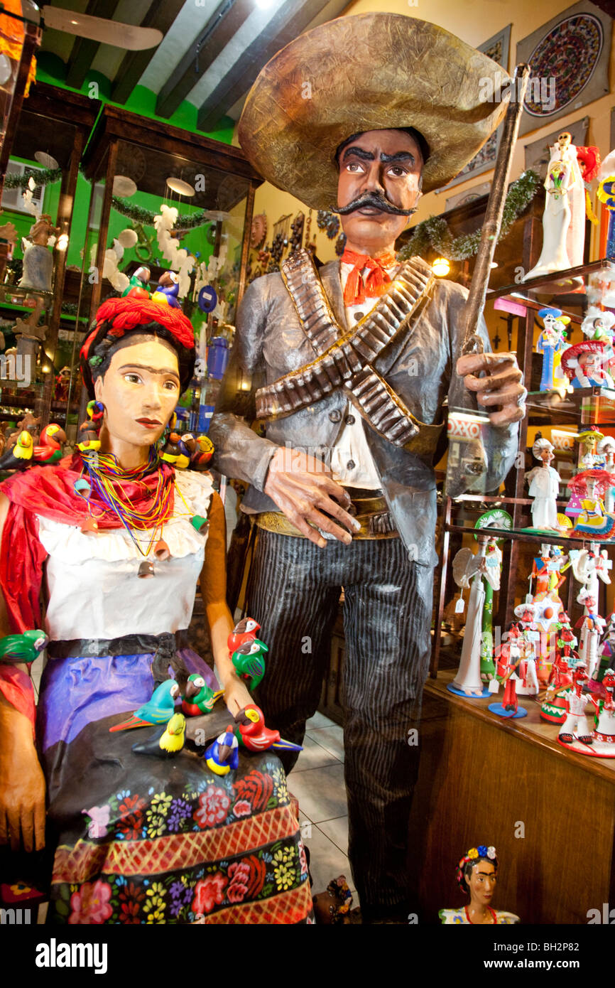 Frida Kahlo y Emiliano Zapata pappmache figurillas en un arte folclórico  mexicano Tienda de regalos. Mérida, Yucatán, México Fotografía de stock -  Alamy