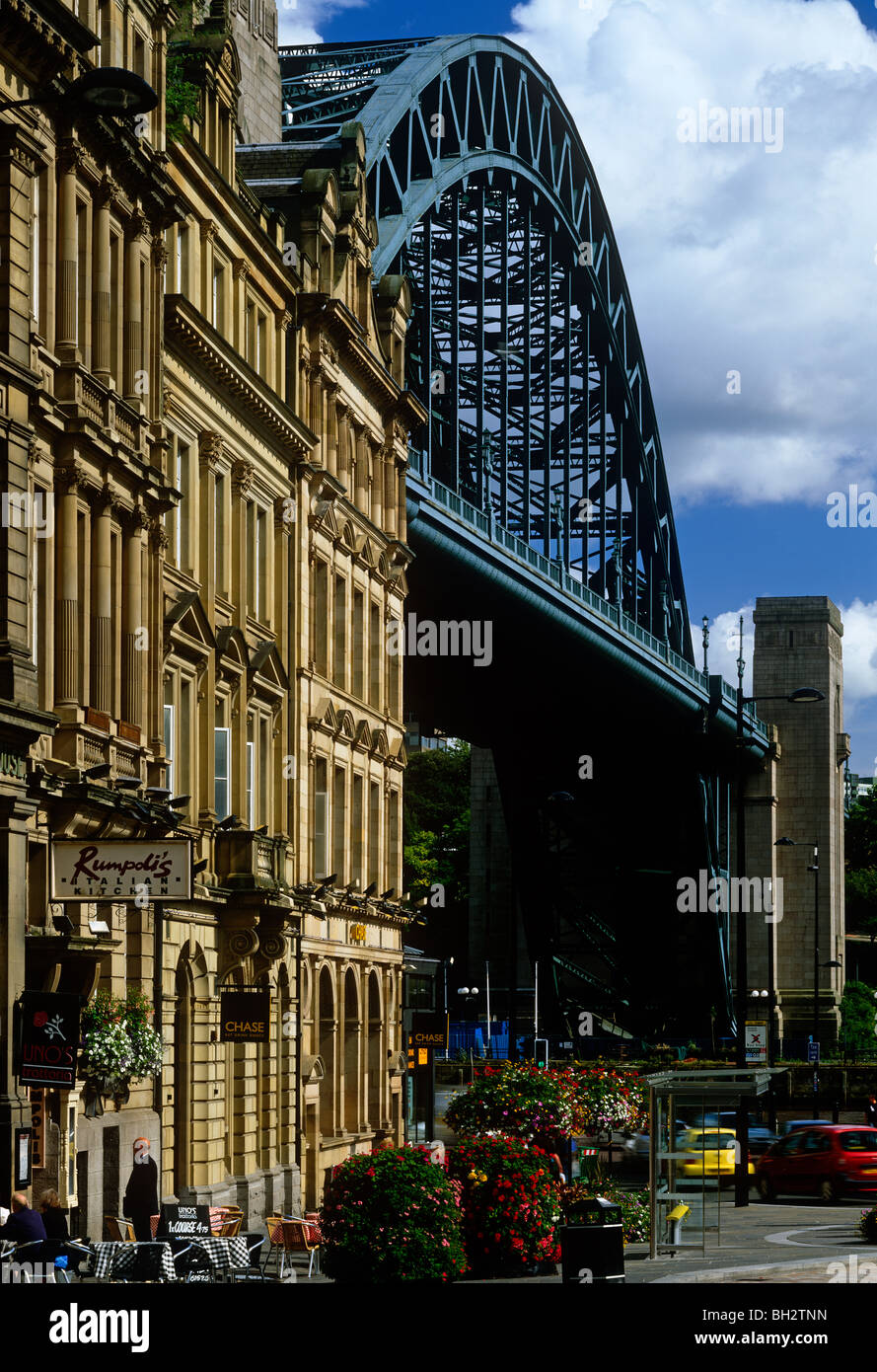 Una vista diurna del Tyne Bridge y el muelle de Sandhill, Newcastle upon Tyne Foto de stock