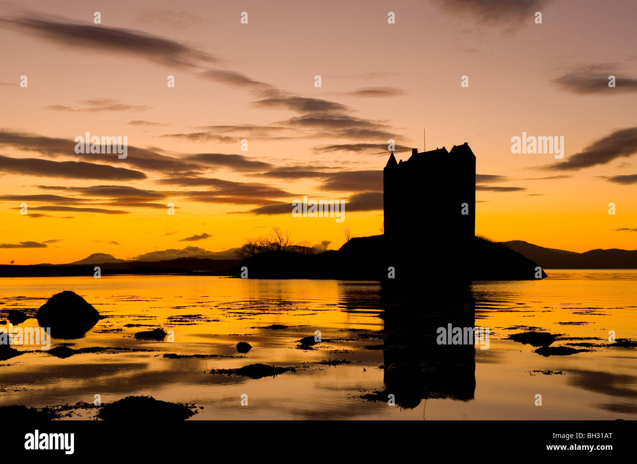 Castillo de Stalker, Appin Sunset y el Firth of Lorne mirando hacia Isle Of Mull. Foto de stock