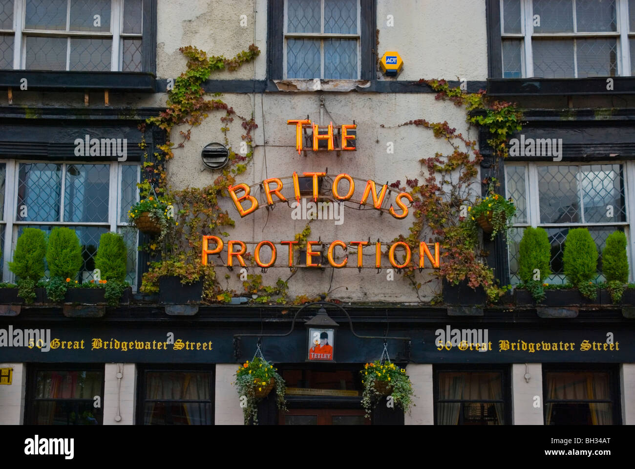 Los britones Protector pub tradicional Castlefield central Manchester Inglaterra Europa Foto de stock