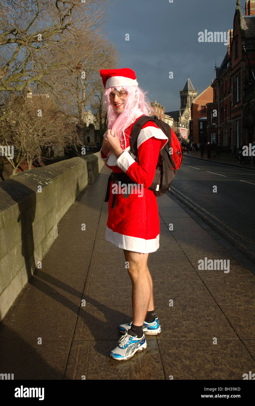 El hombre vestido con traje de Papá Noel, York, Inglaterra, Reino Unido  Fotografía de stock - Alamy