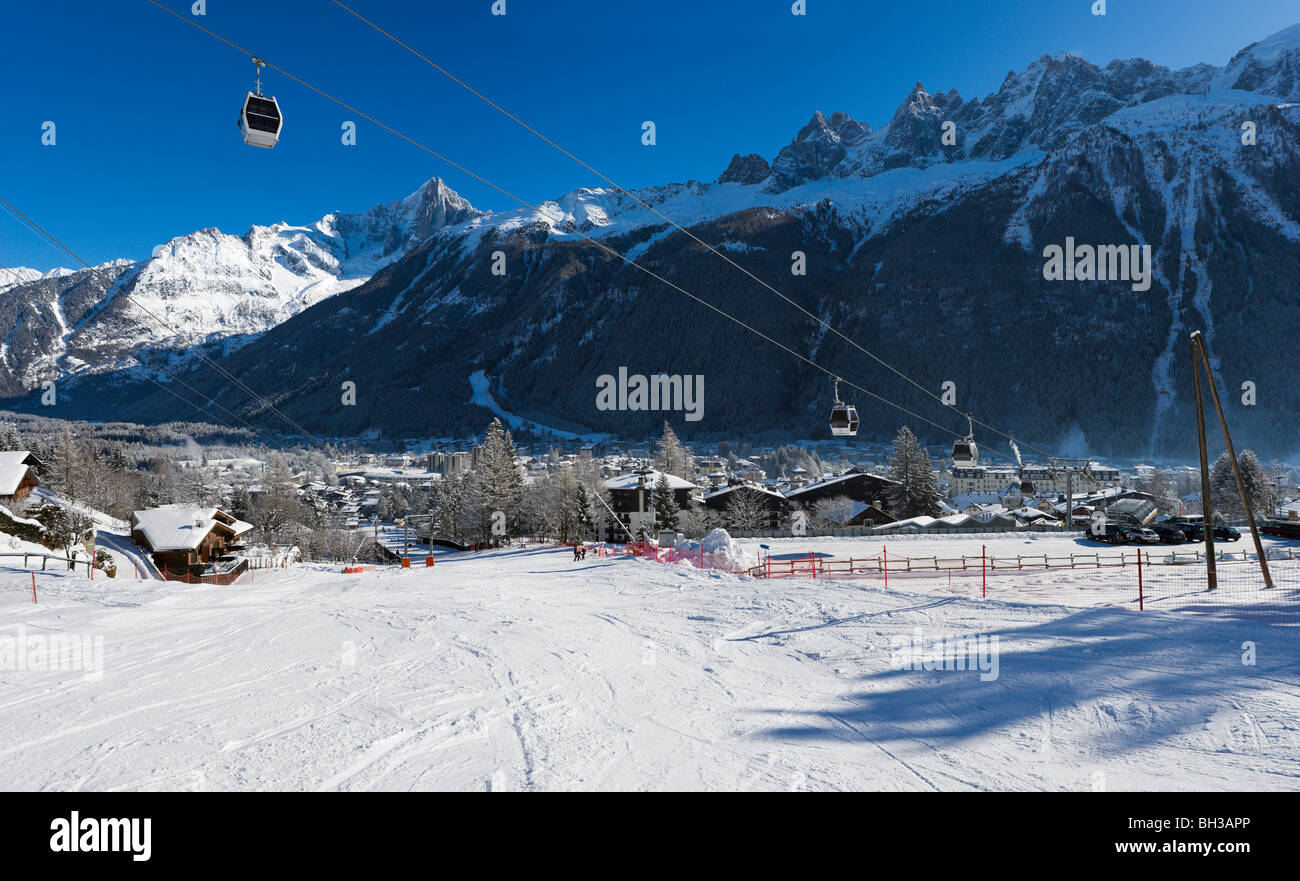 Vista panorámica sobre el complejo de la guardería pendientes por Le Brevent levante, Chamonix Mont Blanc, Haute Savoie, Francia Foto de stock