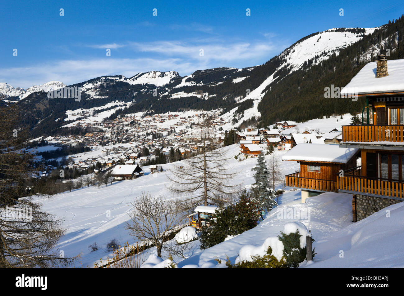 Vista sobre el complejo de Chatel, región de esquí Portes du Soleil, Haute Savoie, Francia Foto de stock