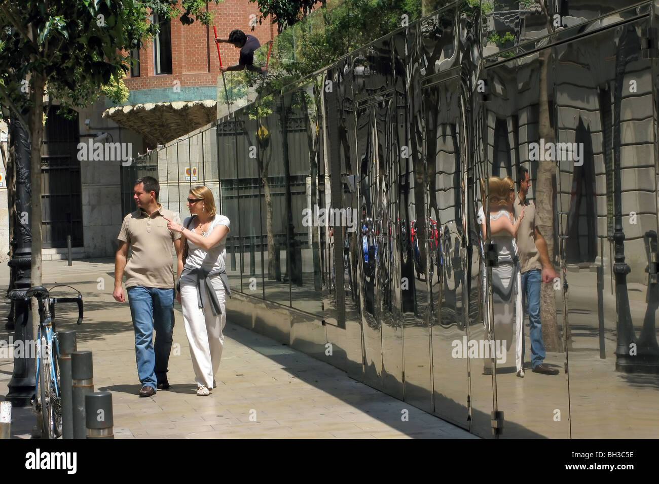 Turista en frente de la fachada EN LOS ESPEJOS DEL PALACIO DE LA MÚSICA,  (PALAU DE LA MÚSICA Catalana), el barrio de La Ribera, Barcelona Fotografía  de stock - Alamy