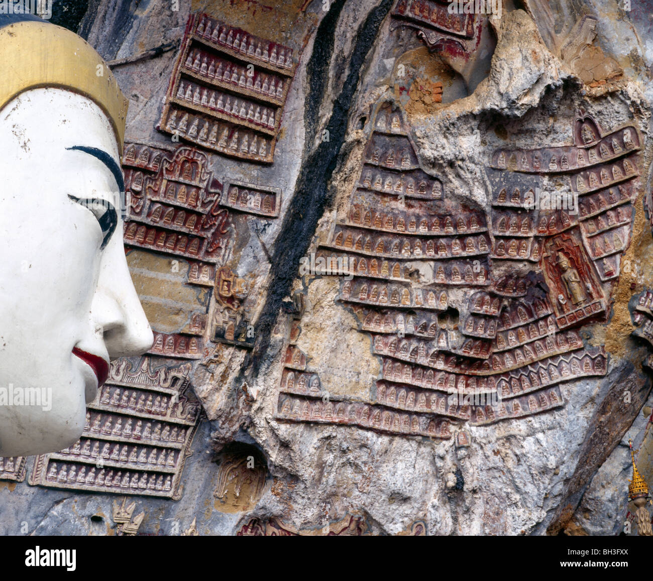 Buda mirando en la roca tallada dentro Kawgun Cueva, originario del siglo xv que Birmania Myanmar Foto de stock