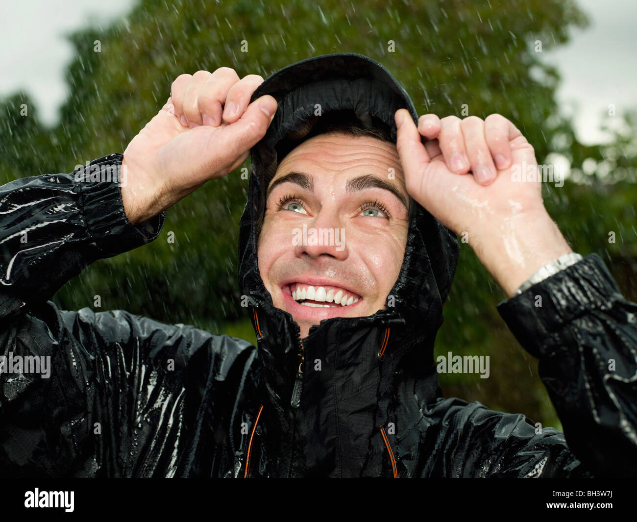 Un hombre empaparse bajo la lluvia Foto de stock