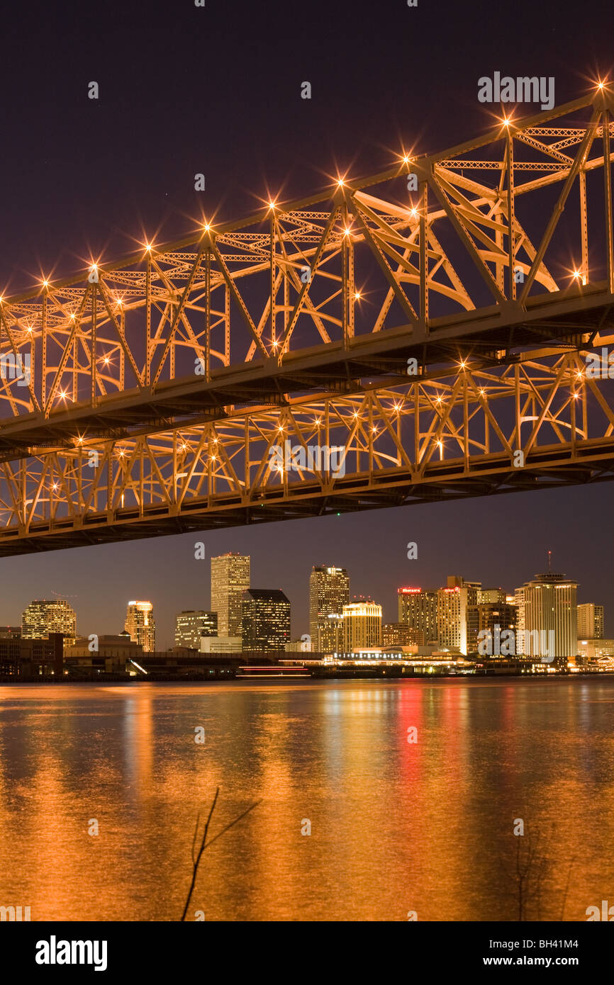 Skyline atardecer del distrito de negocios de Nueva Orleáns, Louisiana Foto de stock