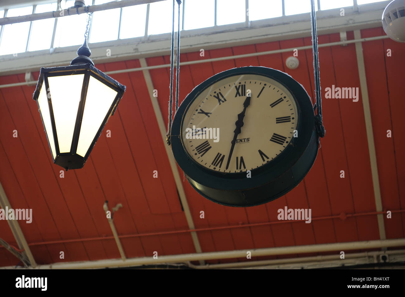 Lámpara numerales romanos victoriano reloj reloj tiempo esperando cumplir encuentro luz mercado cubierto de Oxford Foto de stock