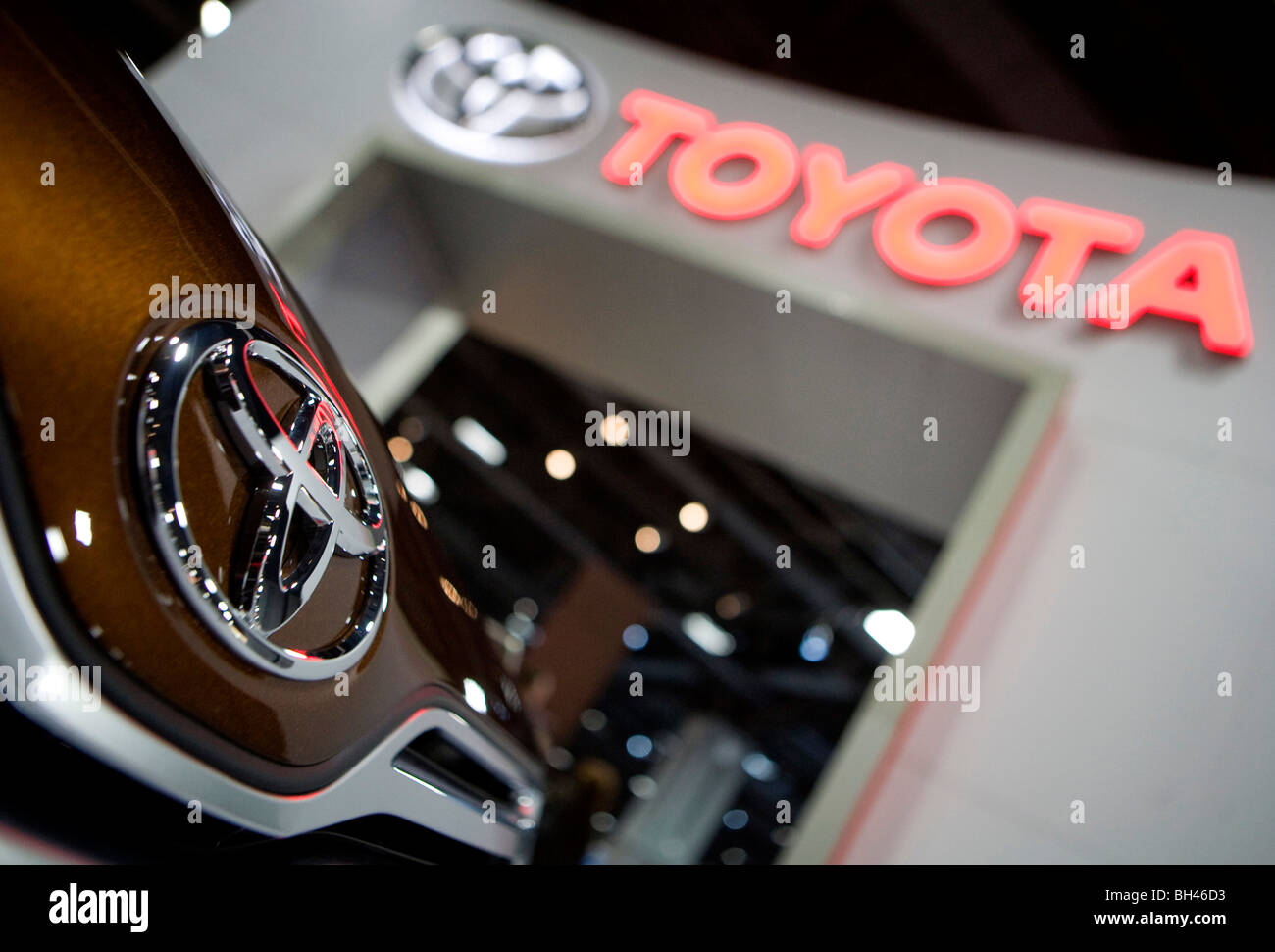 Los vehículos Toyota en la pantalla. Foto de stock