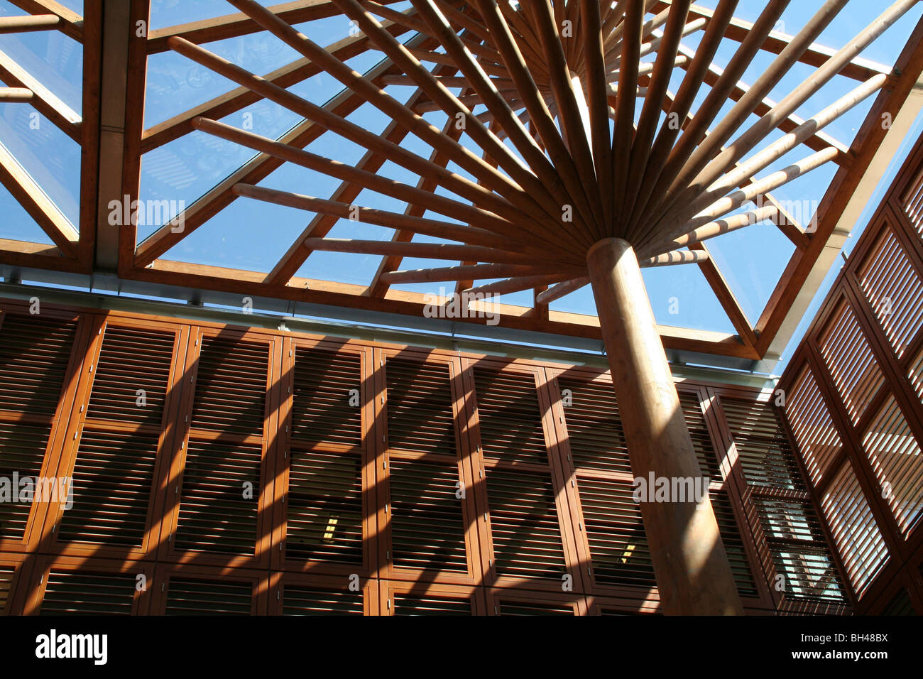 Techo transparente la construcción de un centro comercial en el centro