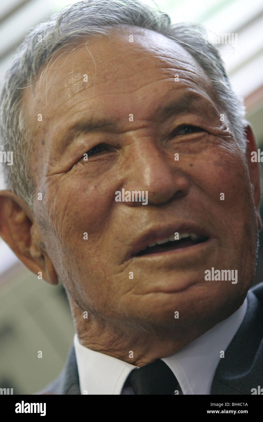 Shigeyoshi Hamazono, de 81 años de edad, "piloto kamikaze Japonés en la Fuerza de Ataque especial durante WW2, en Chiran, Japón. Foto de stock