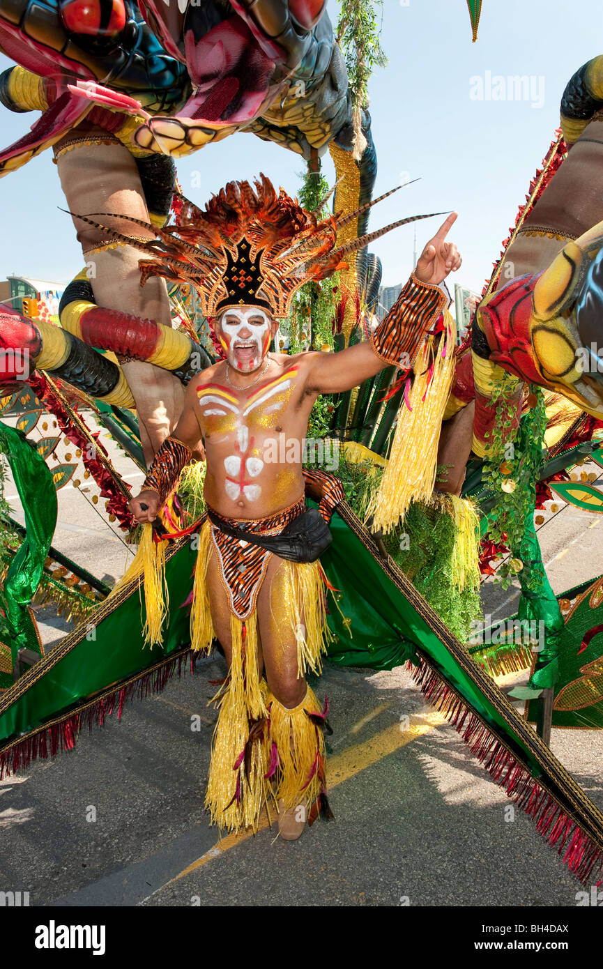Hombre en vestuario para el Desfile del Festival Caribana, Toronto, Ontario. Foto de stock