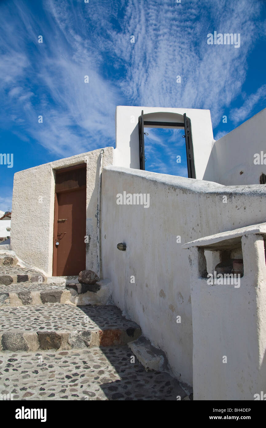 Las escaleras y las puertas conducen a pequeños hoteles en Fira. Foto de stock
