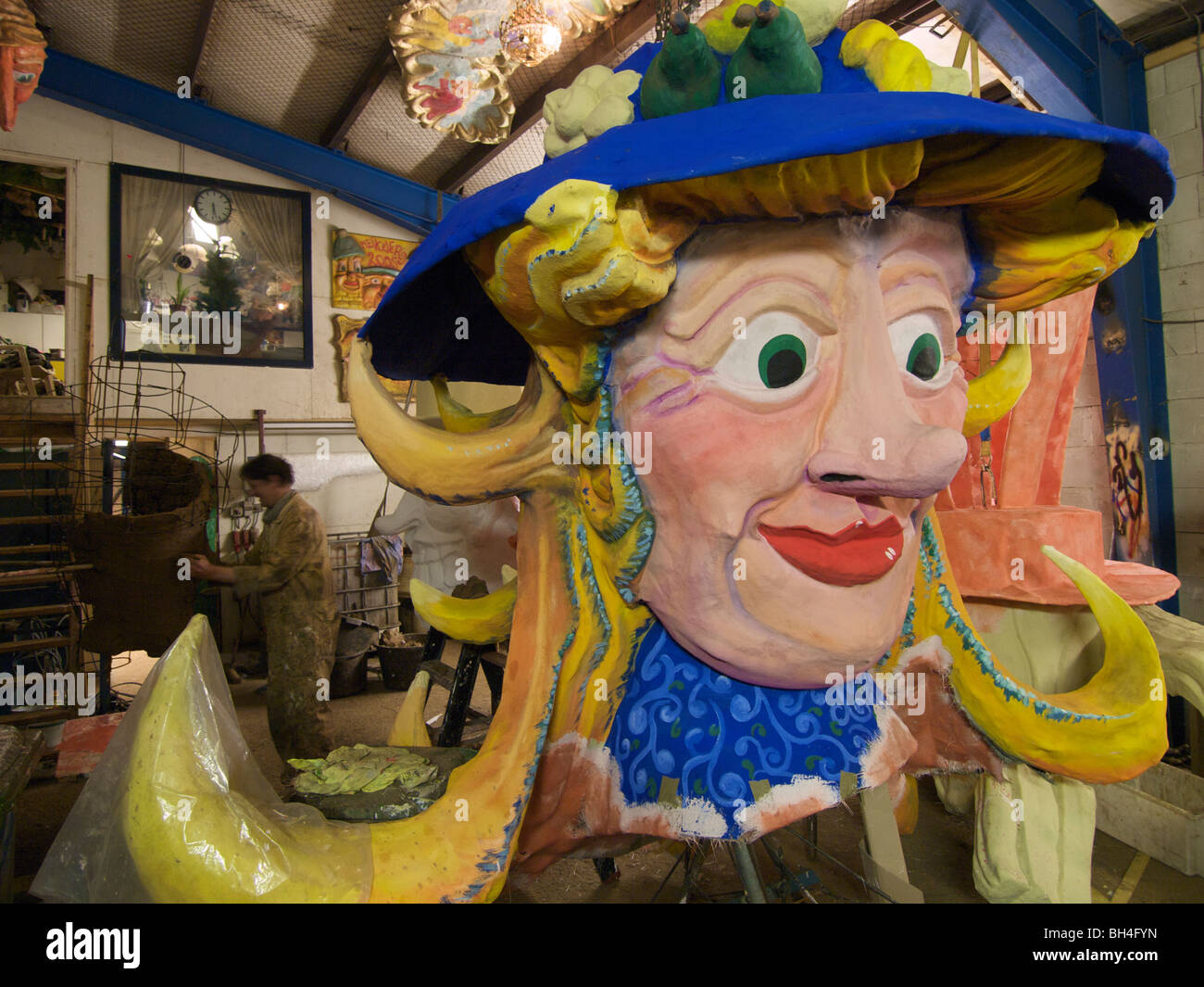 Hombre trabajando en un gran jefe para el desfile de carnaval anual en Breda, Noord Brabant, Holanda Foto de stock