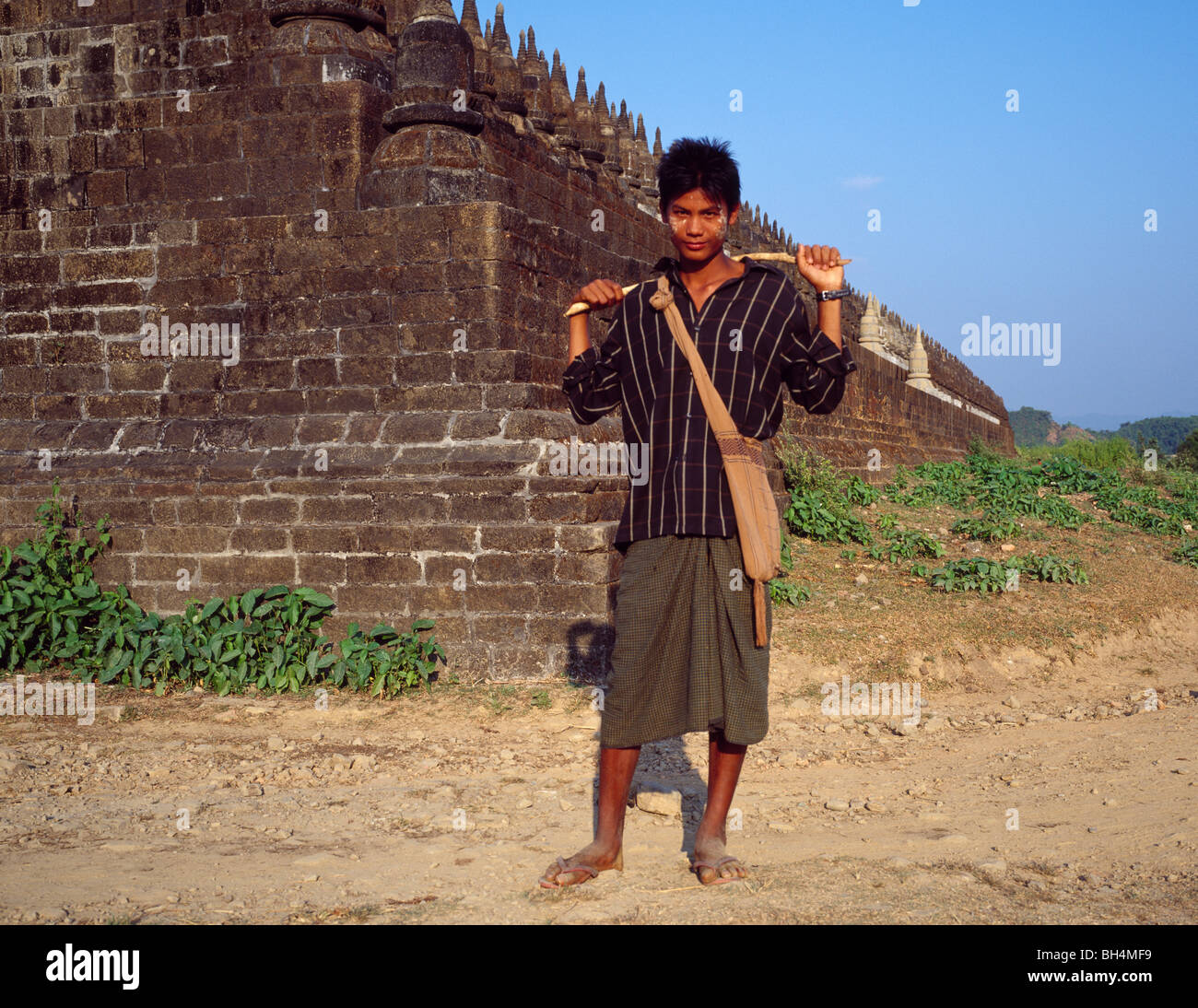 Joven pastor en templo Kothaung Hirtenjunge am Kothaung Tempel Mrauk-U Estado Rakhaing Birmania Myanmar Foto de stock