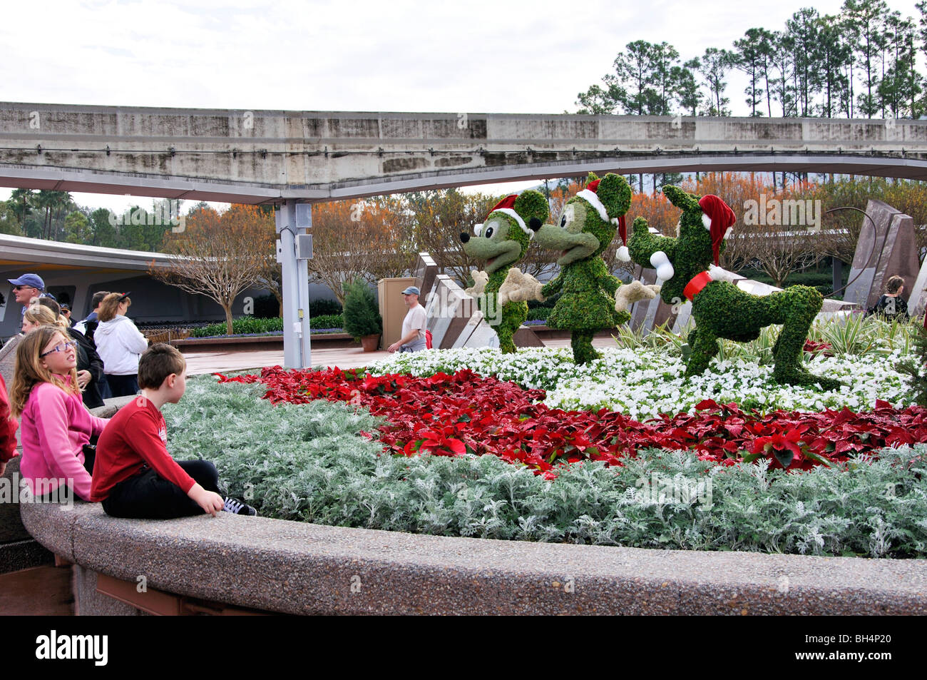 Goofy, Mickey y Minnie Mouse esculturas florales, Disneyworld, en Orlando, Florida, EE.UU. Foto de stock