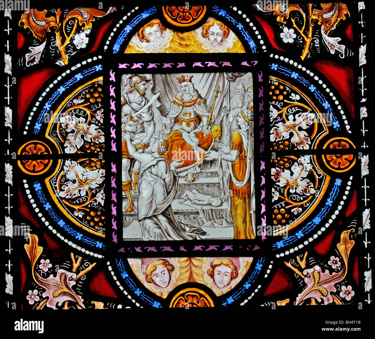 Una vidriera que representa la sentencia de Salomón, toda la Iglesia del Santo, Chadshunt, Warwickshire Foto de stock