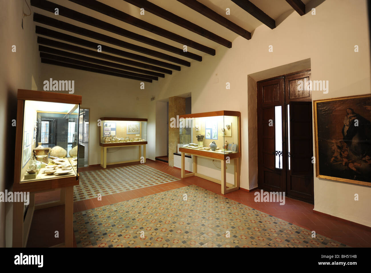 Vitrinas, el interior del Museo Soler Blasco, Javea / Xabia, Alicante, Comunidad Valenciana, España Foto de stock