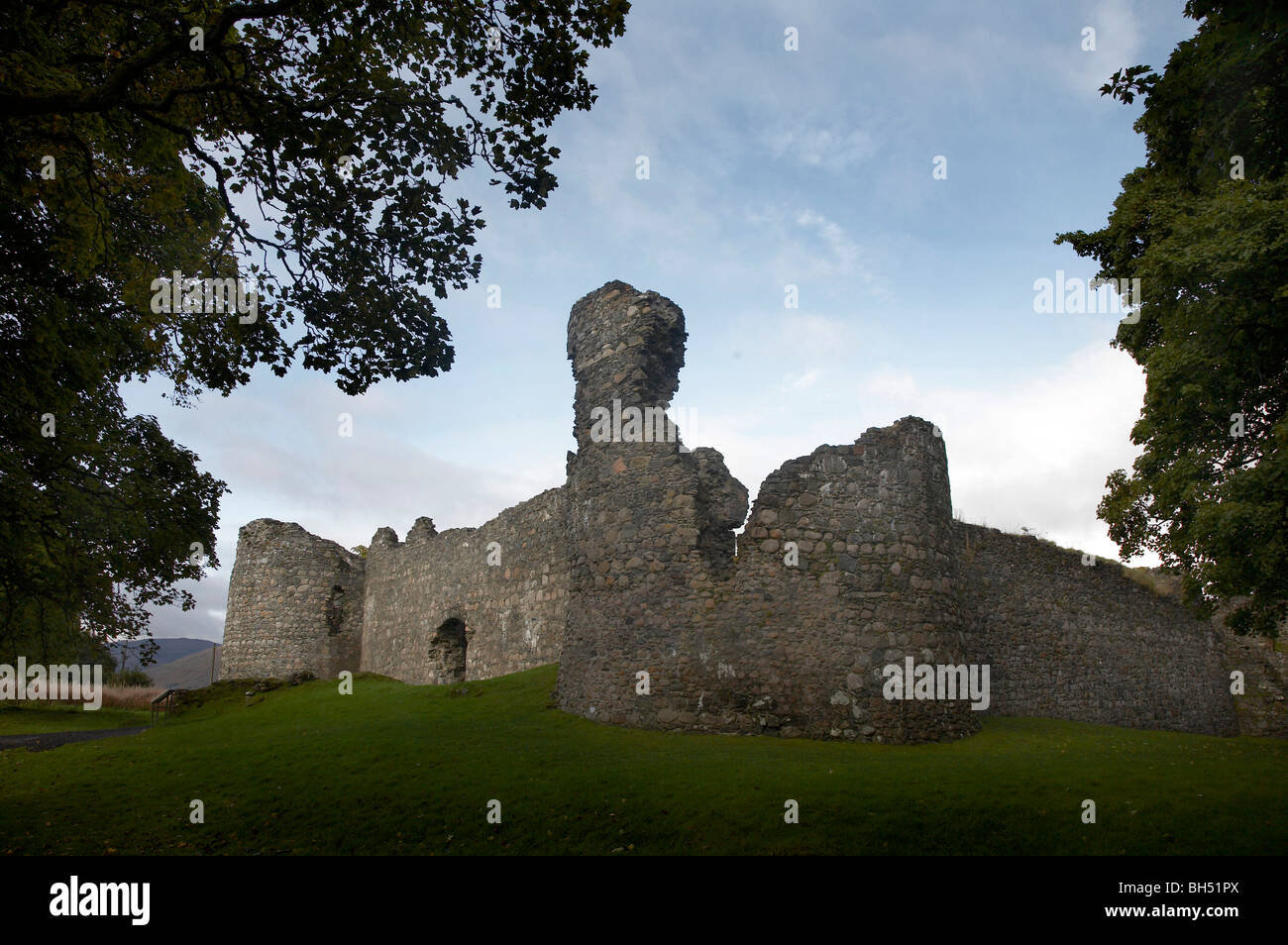 Uno de los más históricos castillos en las Highlands escocesas y construido en el siglo 13. Foto de stock