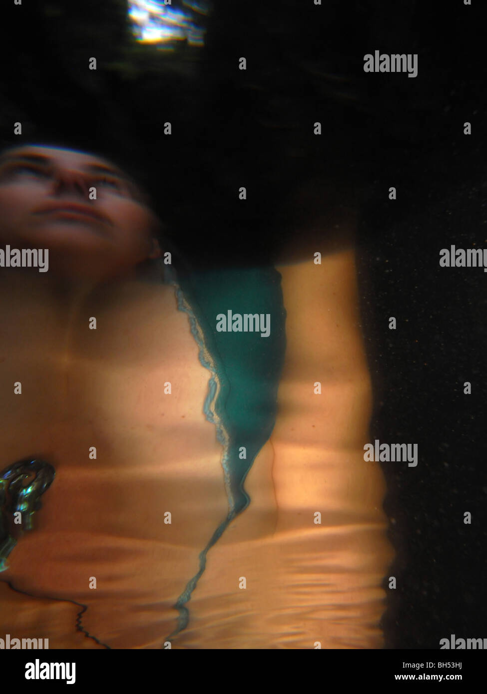 Imagen surrealista de la mujer se refleja en el agua Foto de stock