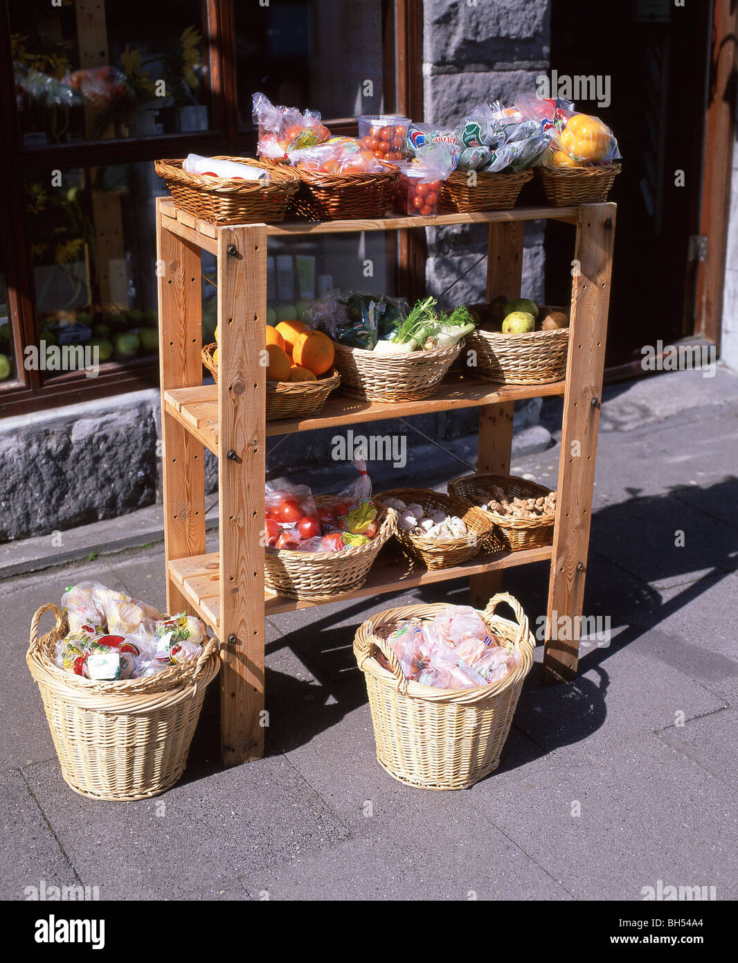 Tienda de frutas y verduras, Reykjavik, la mayor zona de Reykjavik, República de Islandia Foto de stock