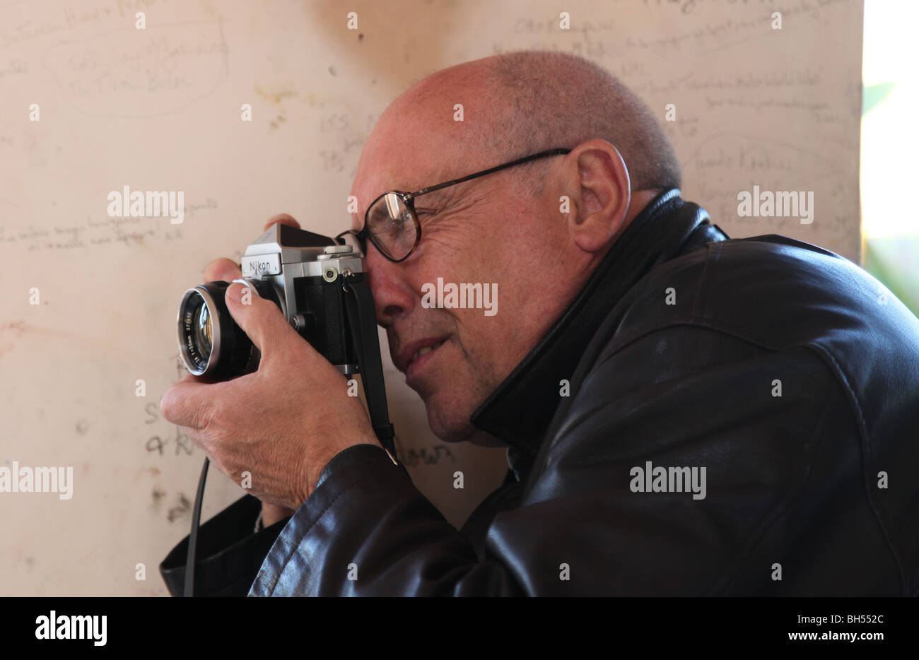 El fotógrafo John Minihan retoños con Nikon, John Kingerlee Studio, Beara Foto de stock