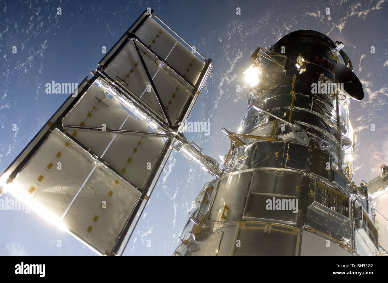 El Telescopio Espacial Hubble de la NASA sobre la tierra Foto de stock