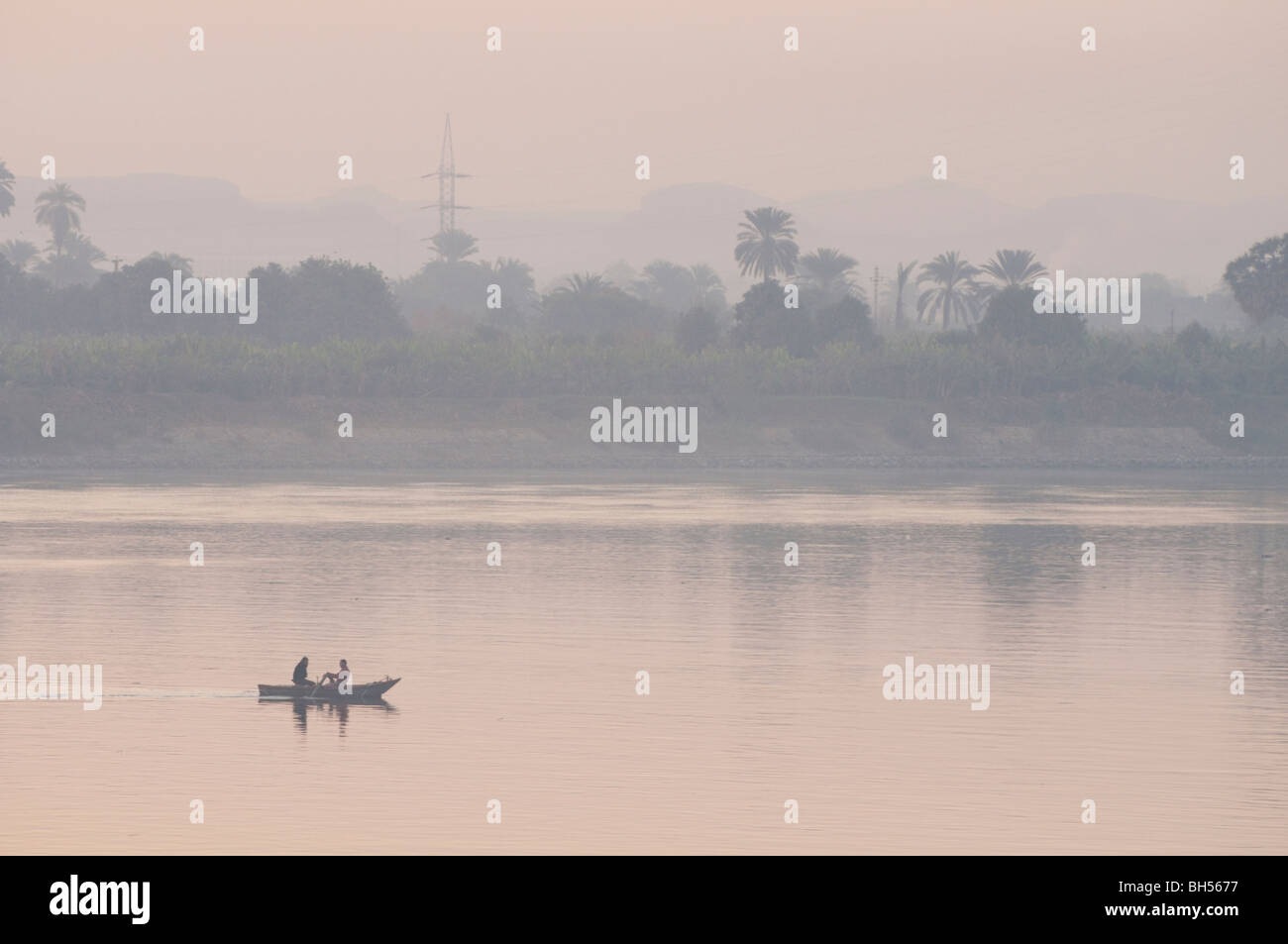 Bote de remo en el río Nilo al amanecer, Edfu, Egipto, África Foto de stock