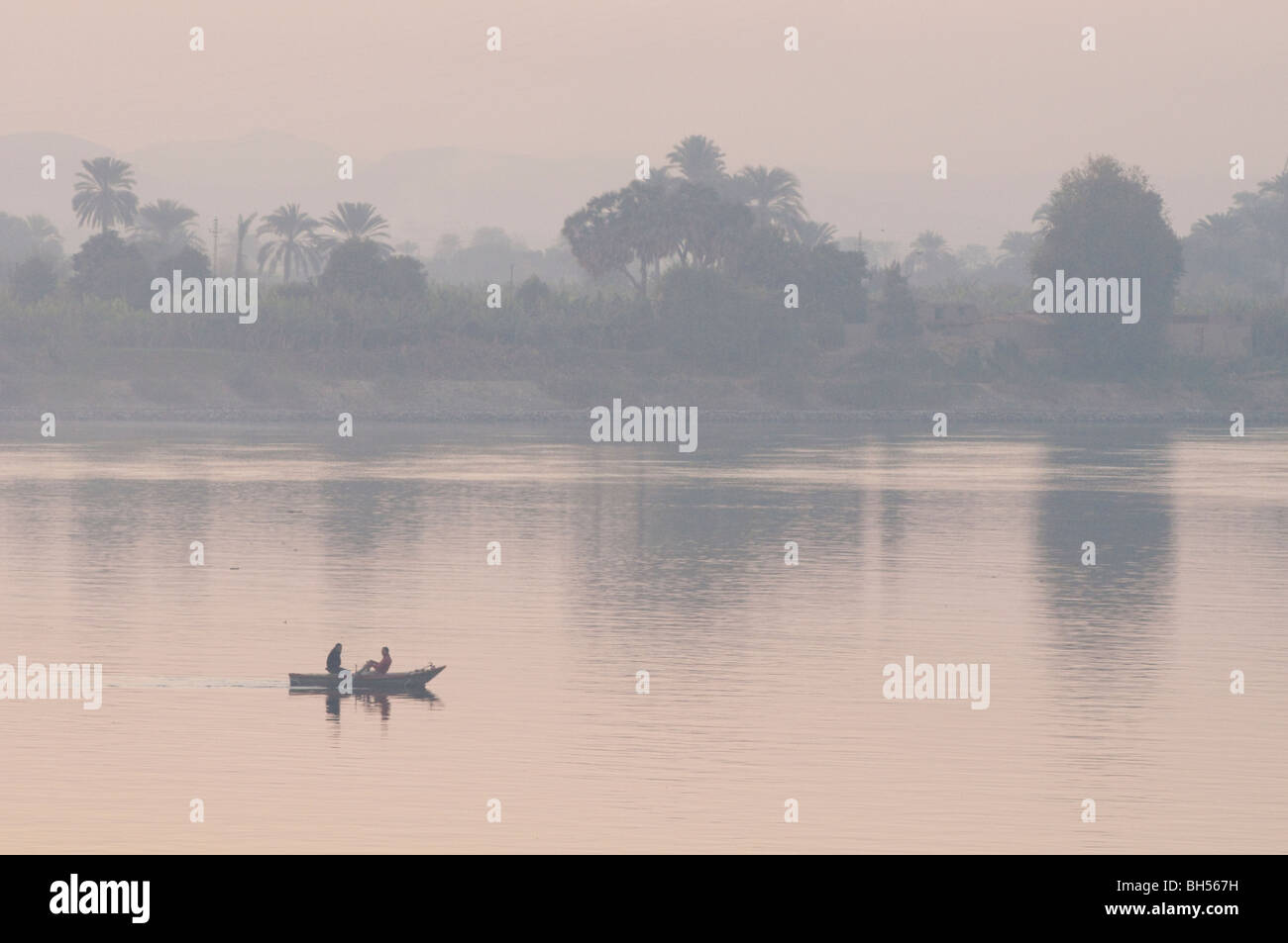Bote de remo en el río Nilo al amanecer, Edfu, Egipto, África Foto de stock