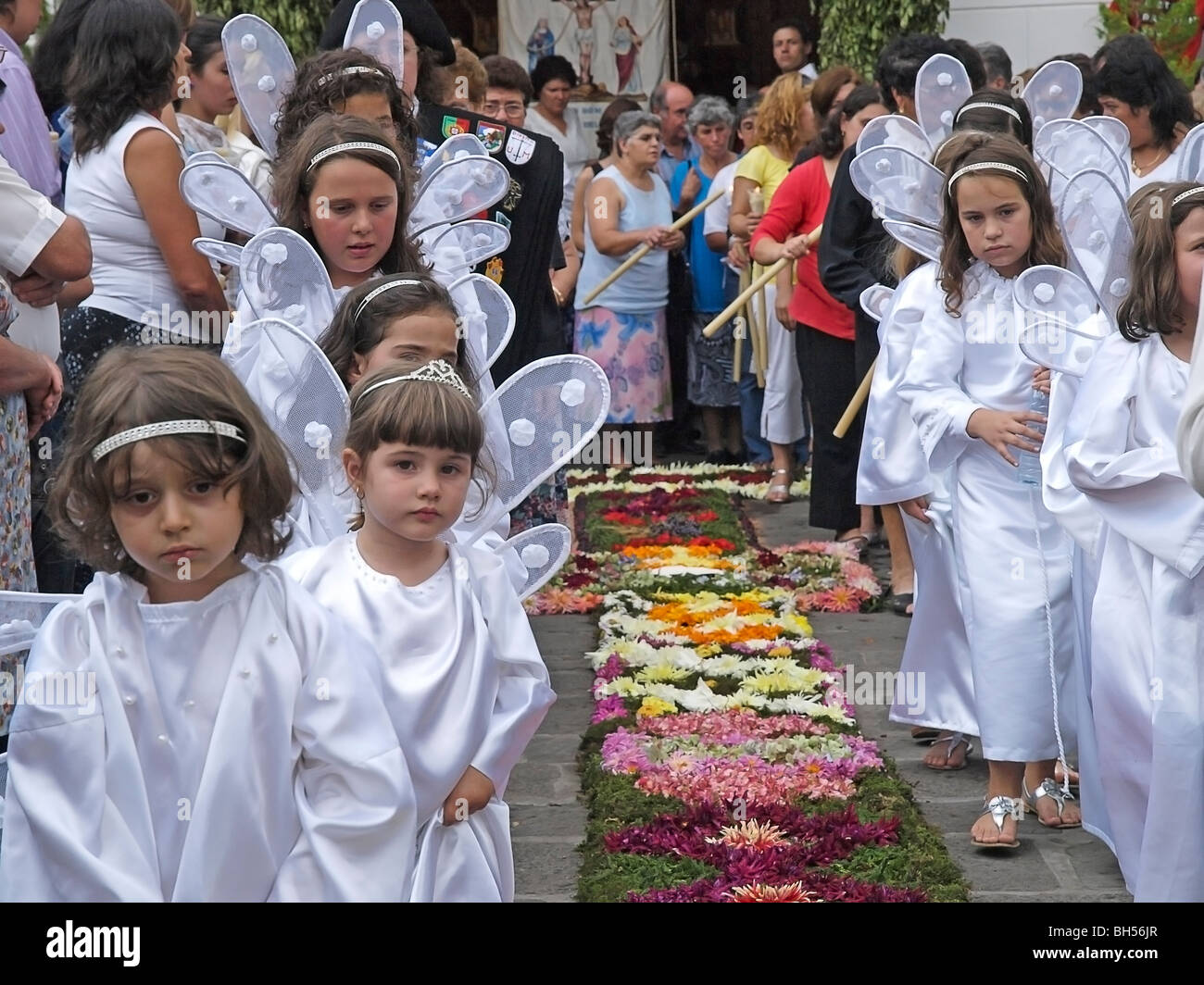 Grupo de jóvenes muchachas vestidas como ángeles durante las religiones tradicional celebración en septiembre en la "Ponta Delgada', en el norte de Madeira Foto de stock