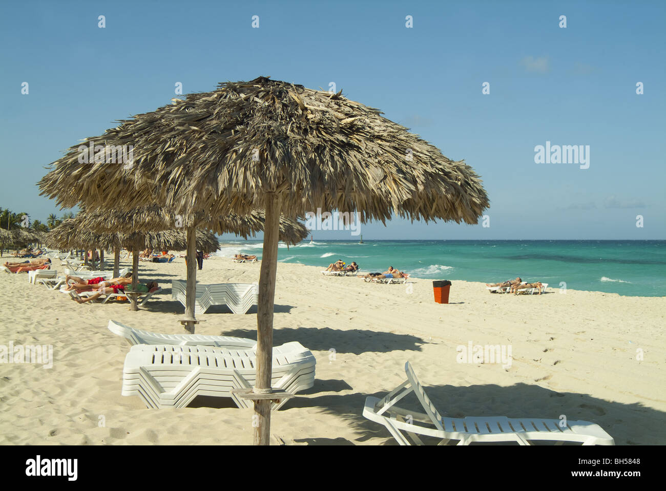 Una playa reed sombrilla en la brillante luz del sol en la playa, Cuba. Foto de stock