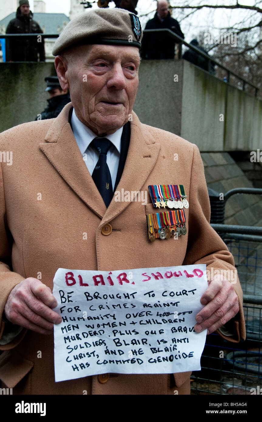 Cientos de personas reunidas fuera Chilcot encuesta para llamar a Tony Blair de detención por crímenes de guerra en Irak Londres 29.01.10 Foto de stock