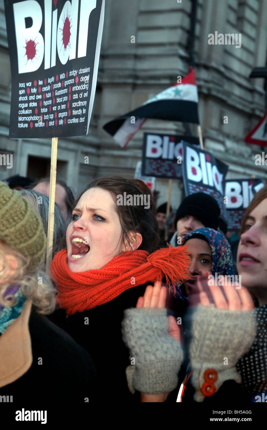 Cientos de personas reunidas fuera Chilcot encuesta para llamar a Tony Blair de detención por crímenes de guerra en Irak Londres 29.01.10 Foto de stock